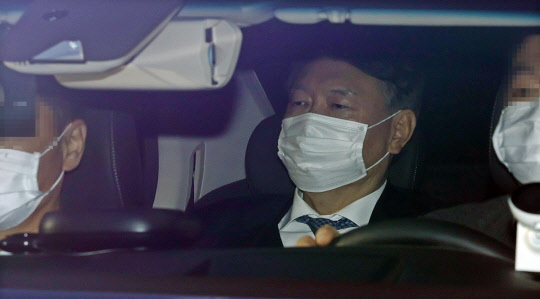윤석열 검찰총장이 법무부 검사징계위원회 2차 심의가 열리는 15일 오전 서울 서초구 대검찰청으로 출근하고 있다.  연합뉴스